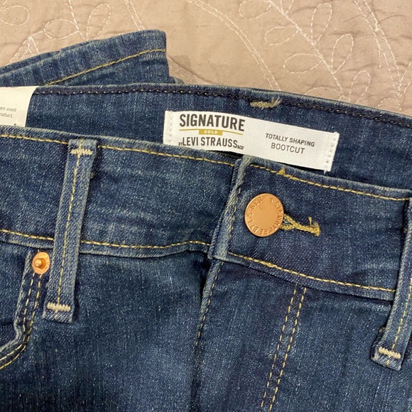Levi's Women's Totally Shaping Bootcut Jeans Size 16 NEW
About this item
Inseam - Picture 3 of 4